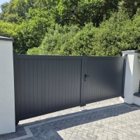 1 Pair of Byfleet aluminium gates 