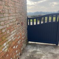 View of gates when using hinge brackets