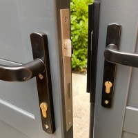 Lock-and-handle-set-for-2-single-gates-being-used-as-a-pair-3