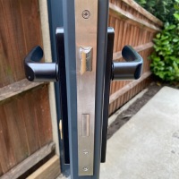 Single gate lock & handle set