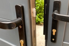 Lock-and-handle-set-for-2-single-gates-being-used-as-a-pair-3